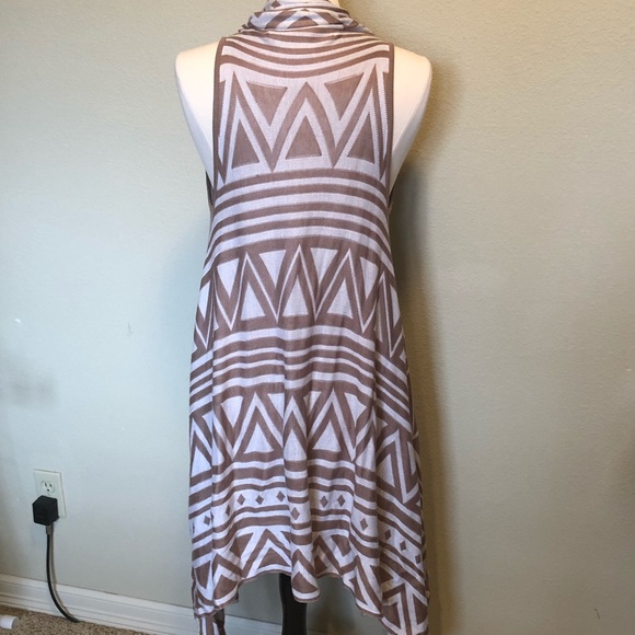 Geometric Tan & White Sleeveless Sweater - Picture 3 of 4